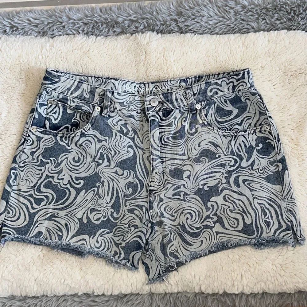 No Boundaries Juniors’ High Rise Destructed Midi Denim Short in Star Denim!